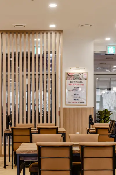 우드 슬랫 파티션이 돋보이는 따뜻한 한식당 인테리어